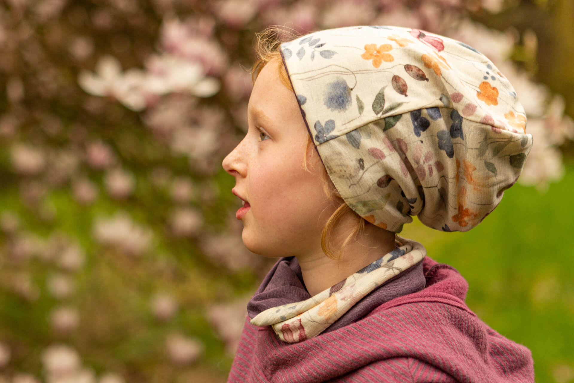 Wolle Seide Wendebeanie für Kinder  ab 5 Jahre Pastelblumen mit brombeere 