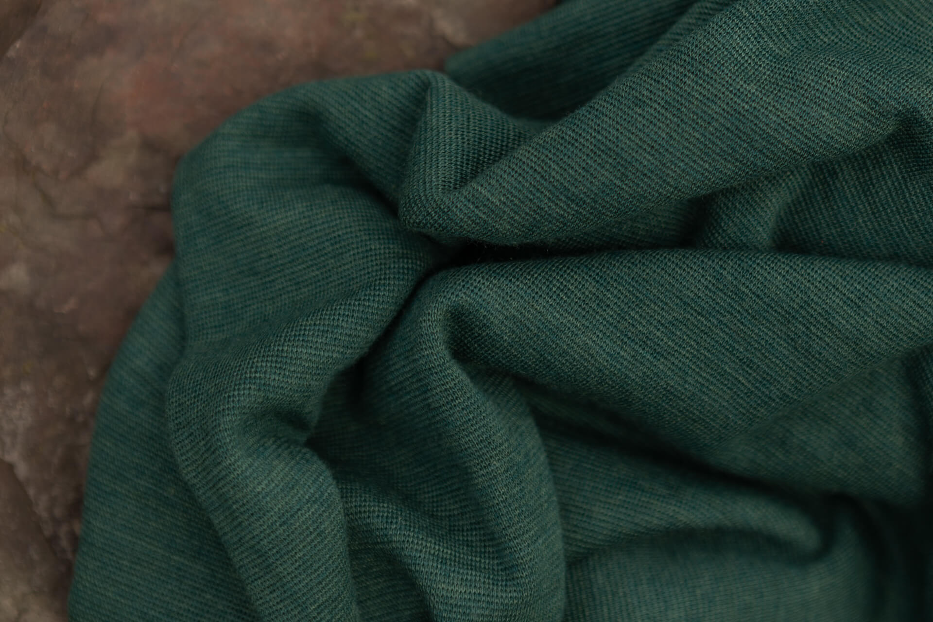 Bio Wolle Seide Bündchen glatt piniengrün Detailaufnahme