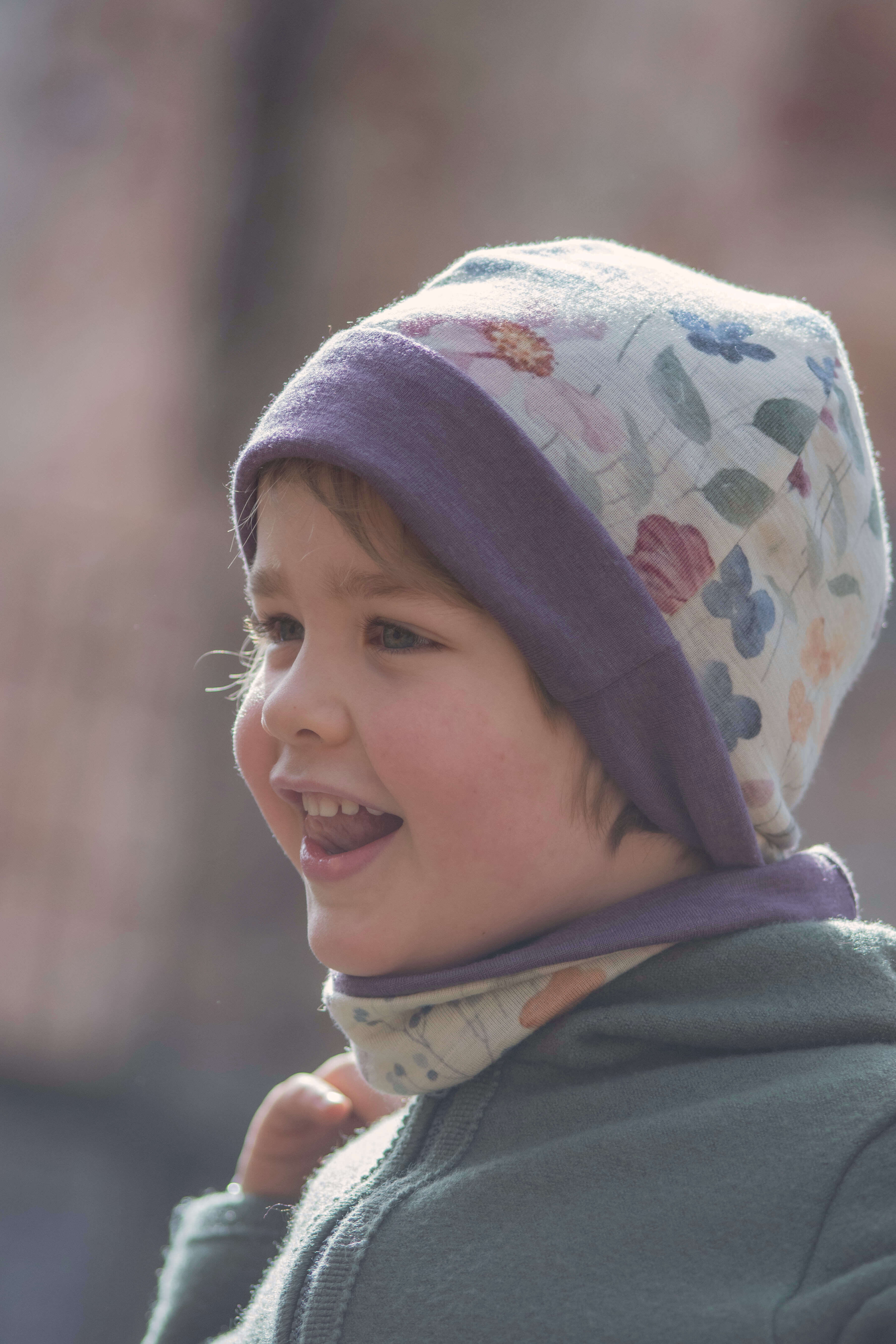 Wolle Seide Wendebeanie für Kinder  ab 5 Jahre Pastelblumen mit brombeere Frontansicht